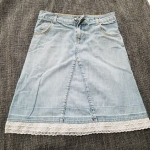 Short jean skirt with lace ruffle